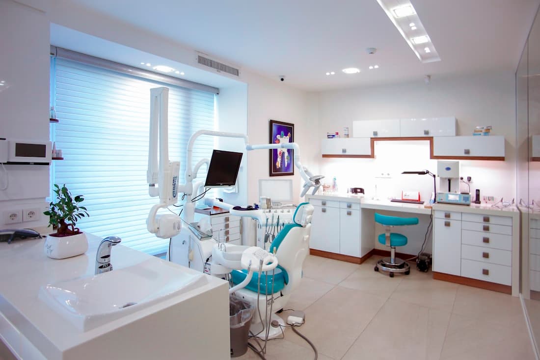 The treatment room at Ballıpınar Dental in Antalya