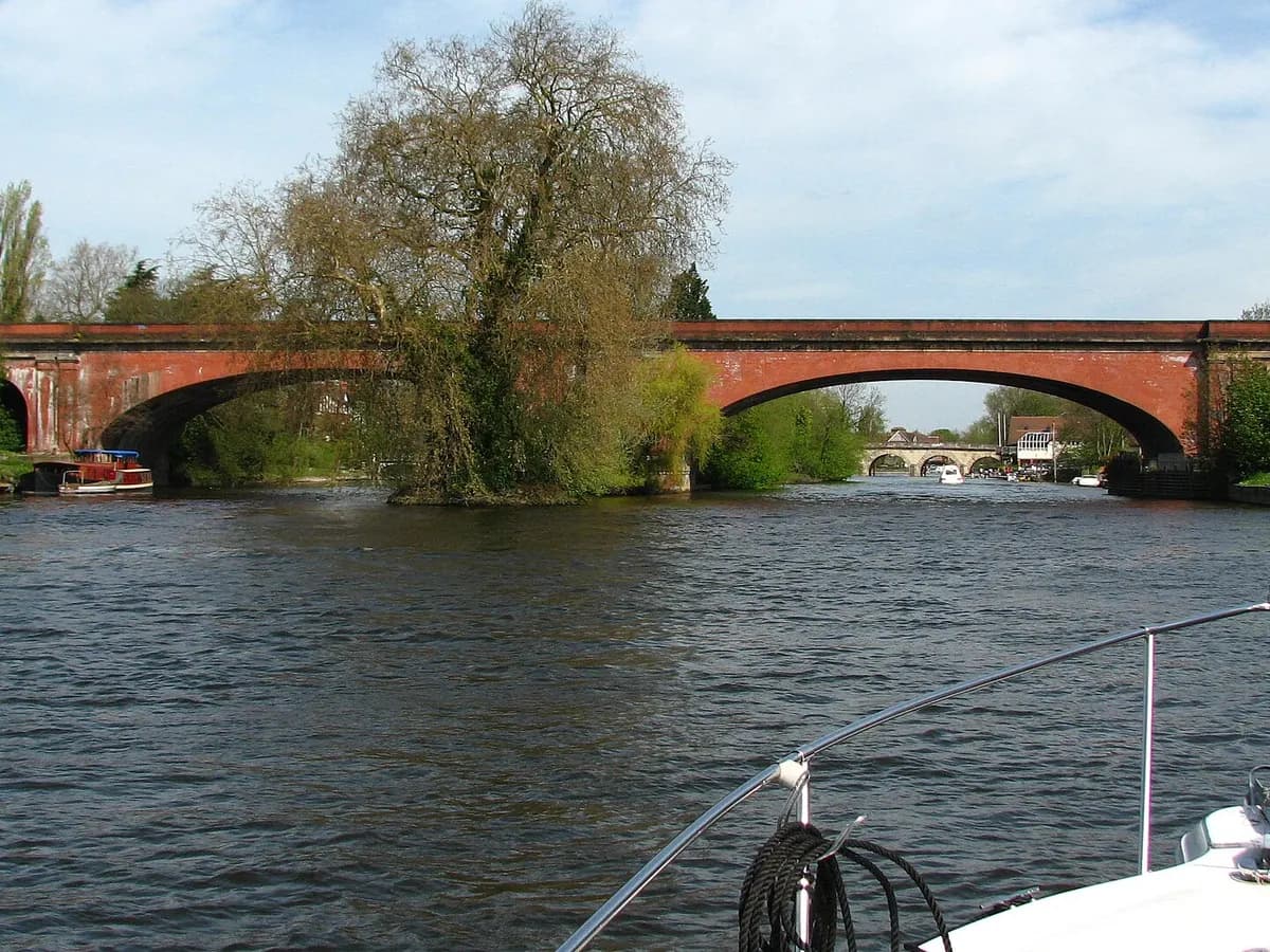 Maidenhead: a brick railway viaduct with two wide flat arches spanning the Thames