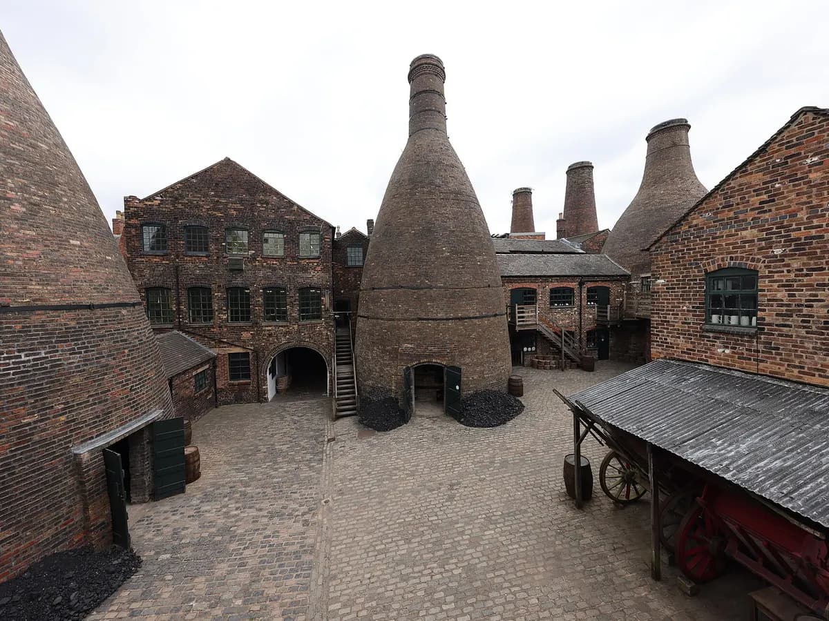 Stoke-on-Trent: brick bottle kilns with tapering chimneys among pottery works