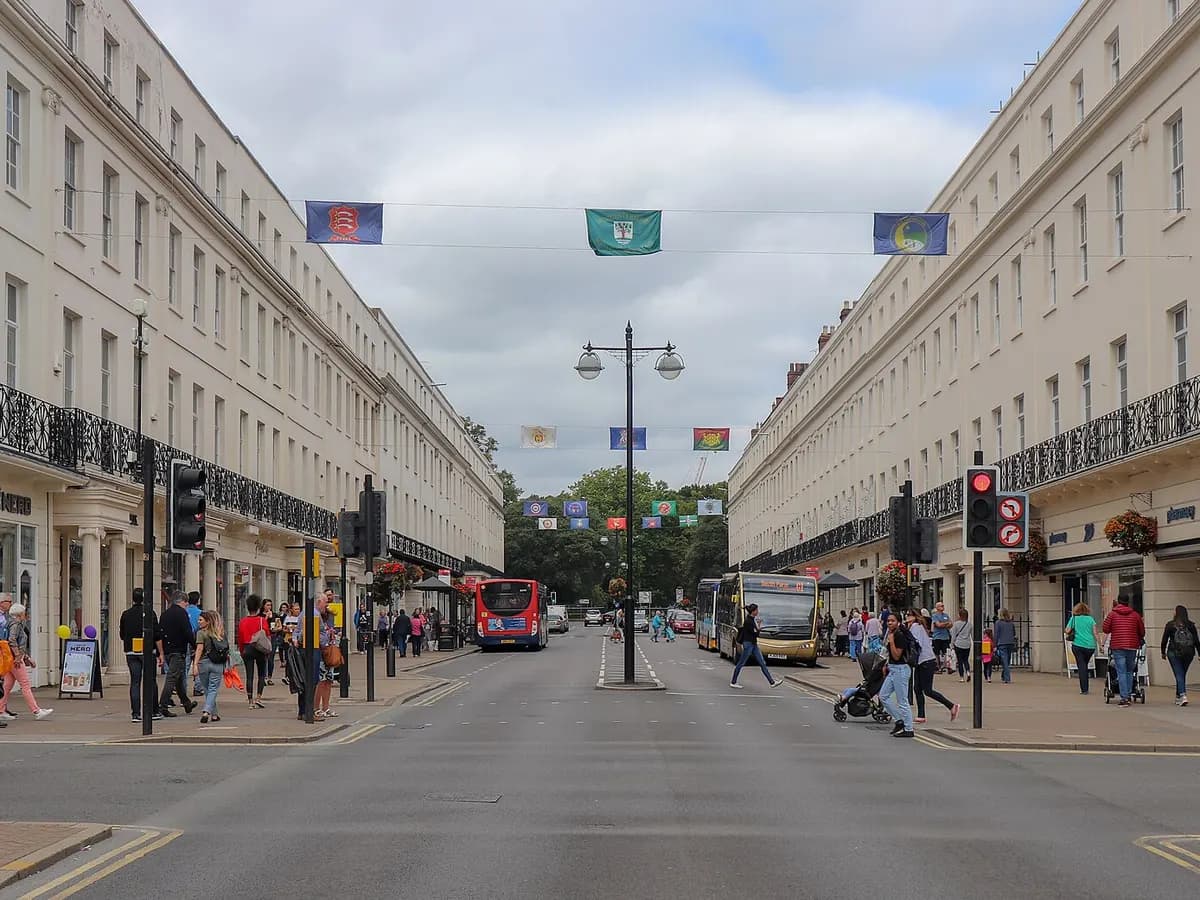 Leamington Spa: Regency terraces and a classical pump room beside formal gardens