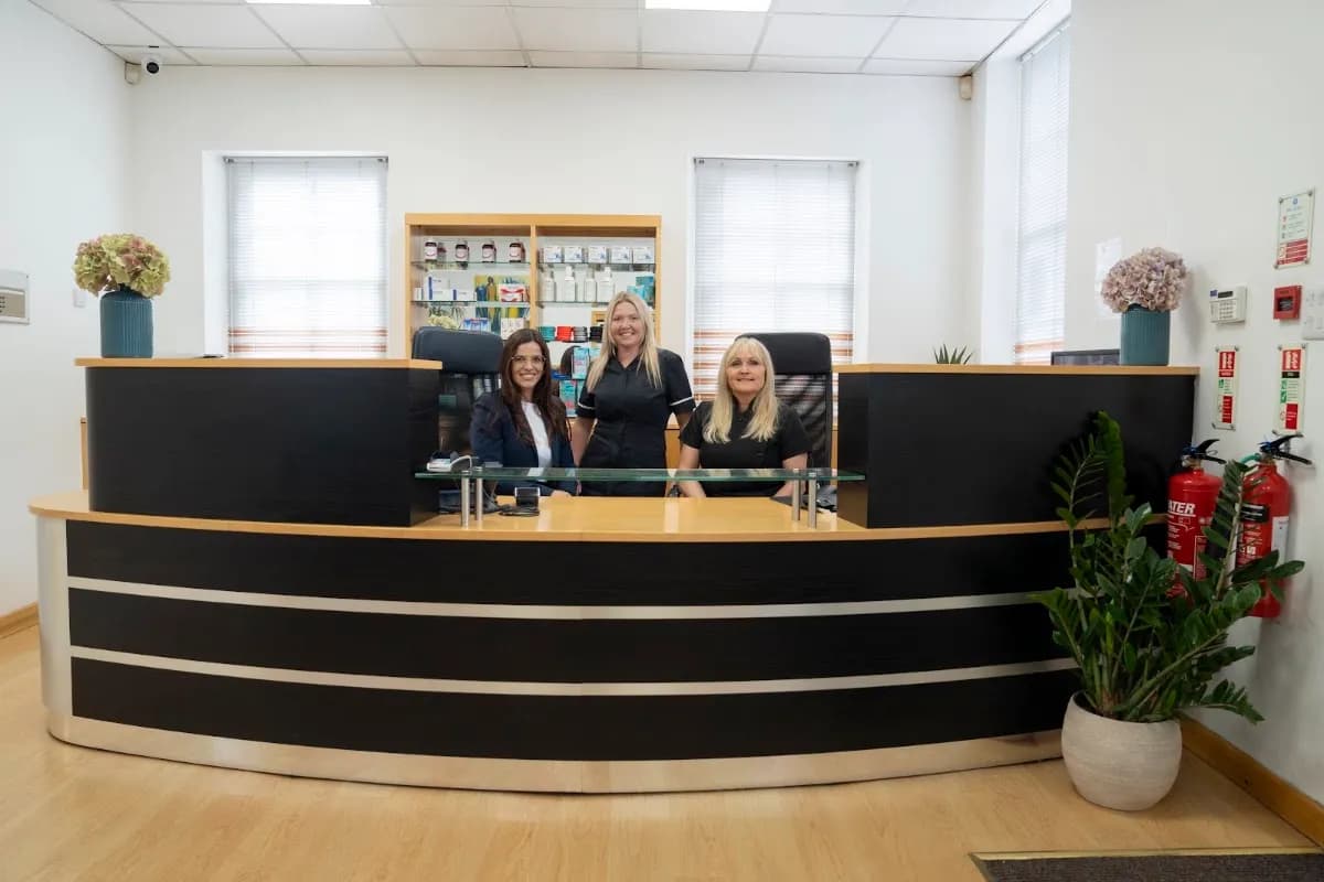 De-ientes Dental: Bedford Dental Practice — photo from their Google listing